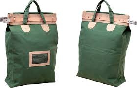 MALOTES 40x30 PRÁTICOS PARA O SEU DIA-A-DIA.  Confeccionado em lona de algodão impermeabilizada, fechamento em tira de sola tanino com meias argolas de aço soldadas, e ilhoses com chapa zincada para colocação de selo ou cadeado, e visor para identificação